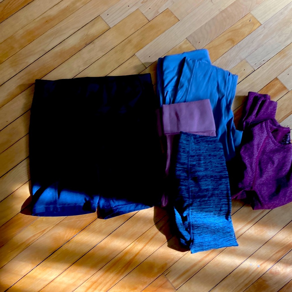 Set of 5 workout clothes.